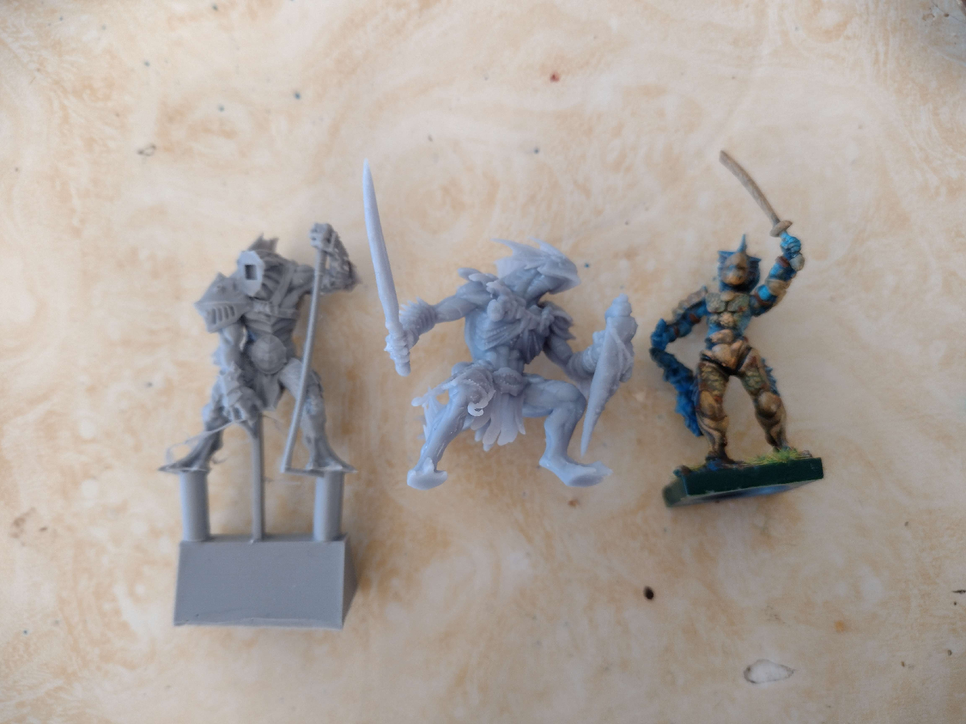 Cliché comparatif de tailles de miniatures entre eckter, un jurakin et un naiade